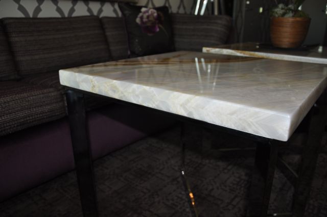 hvit onyx med bookmatched edge white onyx with bookmatched edge