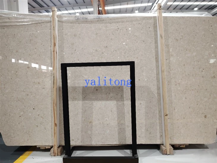 Montasje beige marmorplater og fliser