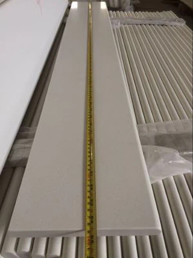 Hvit kunstig kvarts vinduskarmen